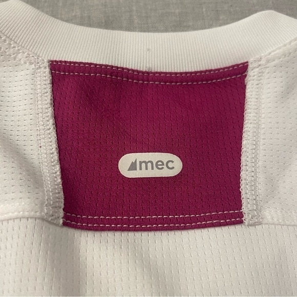 MEC Mountain Equipment Coop Women's technical athletic t shirt size small - Picture 5 of 5